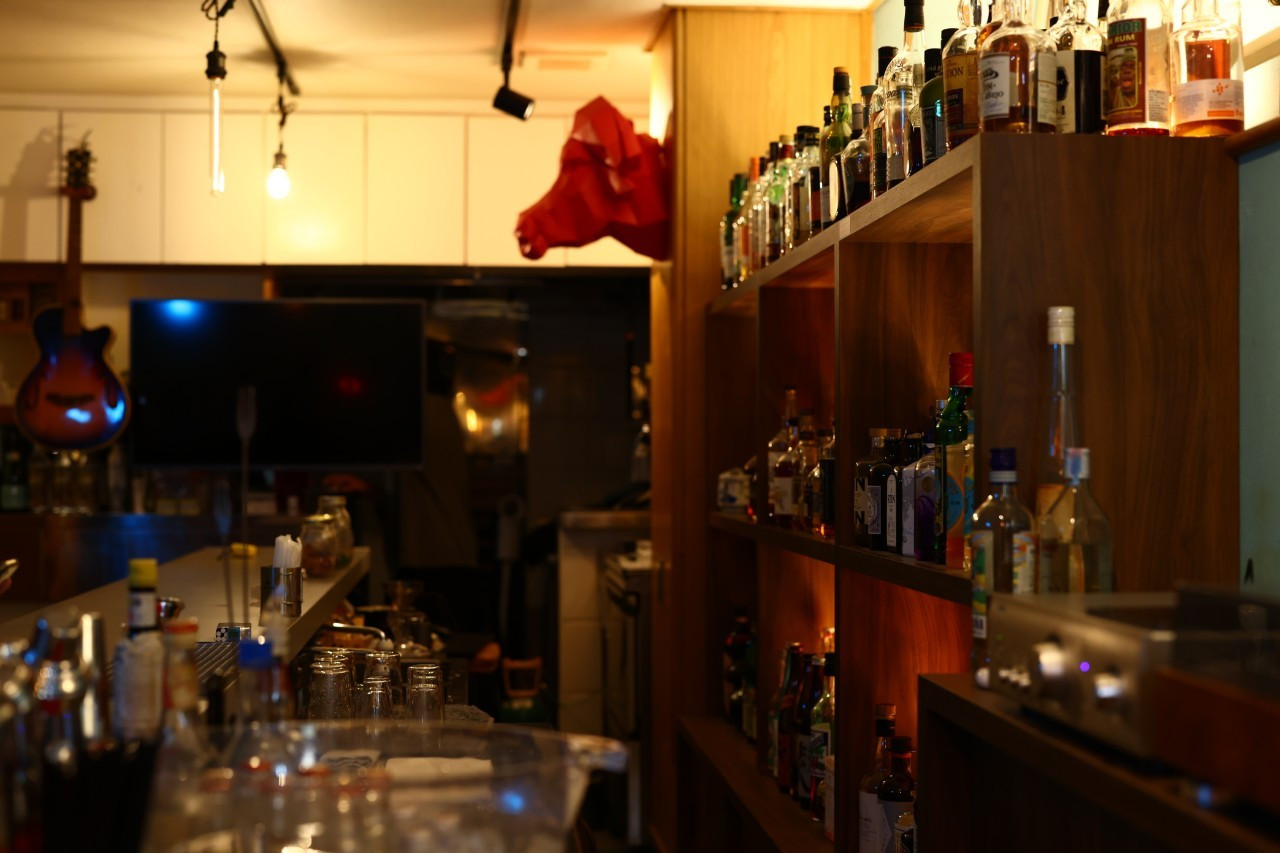 BAR FLATのカウンターとバックバー